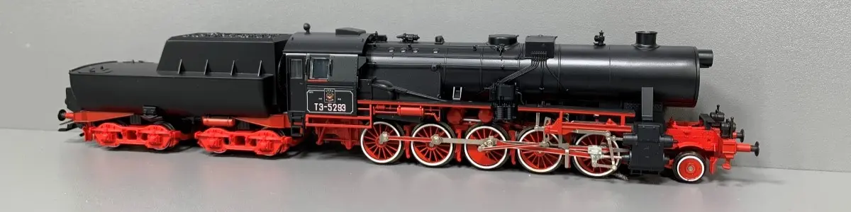 trix-modelleisenbahn-schwarz-rot